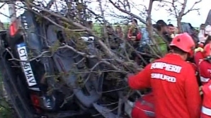 Grav accident rutier: o mașină s-a rupt în două și a smuls din rădăcini un copac 5 | MyTex.ro