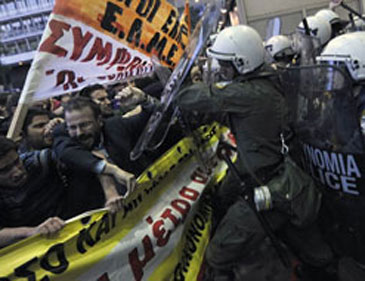 Trei morți în protestele la adresa FMI de la Atena 5 | MyTex.ro