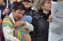 Brașov. Mămicile au protestat cu bebelușii în brațe 5 | MyTex.ro