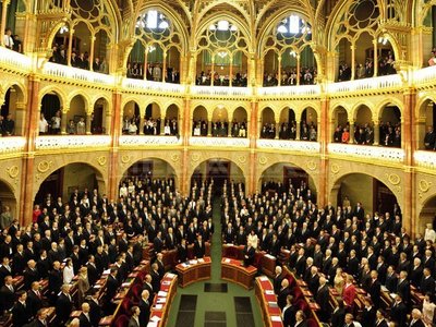 Ungaria reduce la jumătate numărul parlamentarilor 5 | MyTex.ro