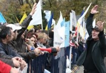 Pensionarii se vor lega cu lanțuri în fața Palatului Parlamentului 5 | MyTex.ro