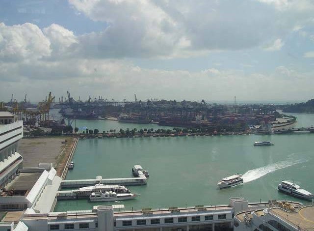 Mii de tone de petrol, scurse în strâmtoarea Singapore 5 | MyTex.ro