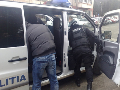 DUPÃ GRATII. Pentru șantaj și tâlhărie, „Bostoacă” și alți trei interlopi din Brașov au fost arestați 5 | MyTex.ro