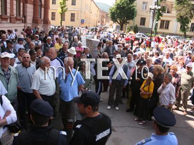 200 de pensionari au asaltat ieri Prefectura 5 | MyTex.ro