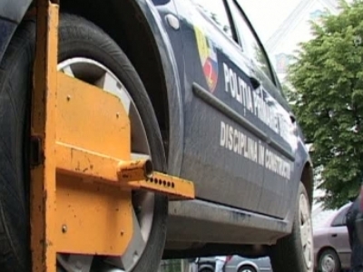 Mașina unui polițist, parcată ilegal, a fost blocată de colegi 5 | MyTex.ro
