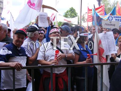 ÎMBRÂNCELI: La mitingul de ieri, unii protestatari mai turbulenți au creat o busculadă 5 | MyTex.ro