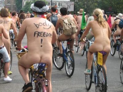 Paradă de bicicliști nud 5 | MyTex.ro