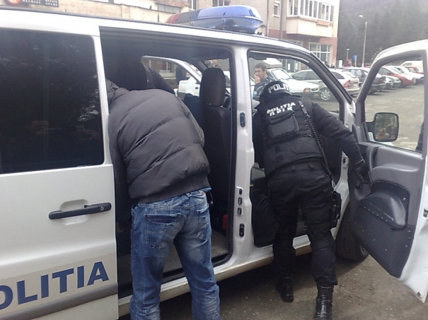 Percheziții în cinci județe, pentru anihilarea unei rețele de proxeneți 5 | MyTex.ro
