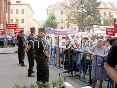 La protestul contra prefectului s-a cerut demisia Guvernului 5 | MyTex.ro