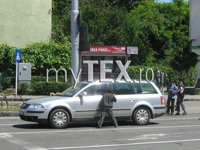 RISC. Accident la „locul de muncă” - Un minor aflat într-o intersecție la cerșit a fost lovit grav de un autoturism 5 | MyTex.ro