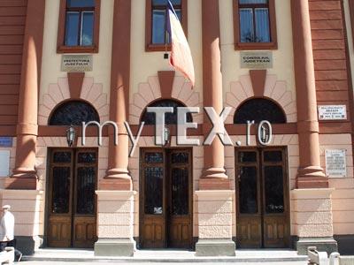 Prefectura caută soluții pentru reducerea fondului de salarii cu 25% 5 | MyTex.ro