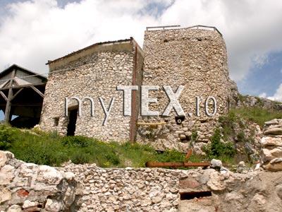 Rezervoarele de apă din incinta Cetății Ţărănești din Râșnov vor fi demolate în scurt timp 5 | MyTex.ro