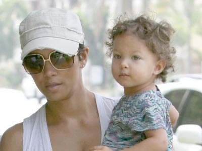 Halle Berry, desculță cu fetița în parc 5 | MyTex.ro