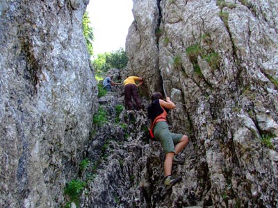 Un turist septuagenar a scăpat cu viață după ce a căzut într-o prăpastie din Munții Piatra Craiului 5 | MyTex.ro