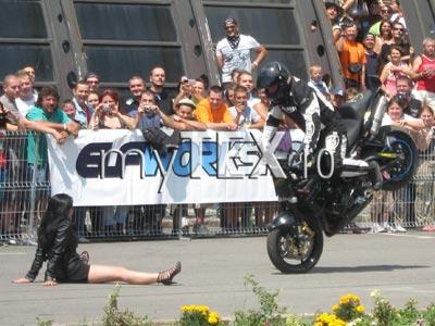 „Cascadoria pe motocicletă este un mod de viață pentru mine” - A spus Kevin Carmichael, multiplu Campion European (1997 - 2002) și Campion Mondial (2004 Texas America) de „Stunt Riding” 9 | MyTex.ro