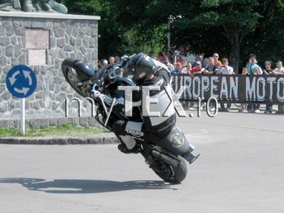 „Cascadoria pe motocicletă este un mod de viață pentru mine” - A spus Kevin Carmichael, multiplu Campion European (1997 - 2002) și Campion Mondial (2004 Texas America) de „Stunt Riding” 11 article_261097_2.jpg