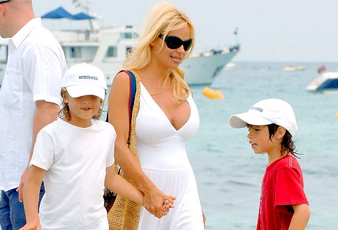 Pamela Anderson locuiește într-un parc de rulote 5 | MyTex.ro