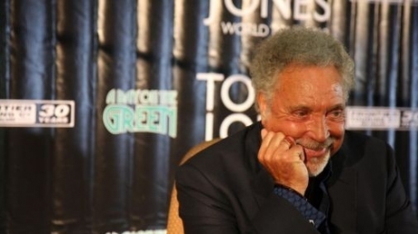 Tom Jones către fanele sale: „Nu mai aruncați cu chiloți în mine!" 5 | MyTex.ro