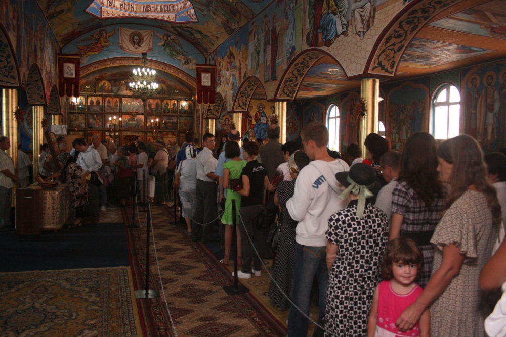 Codlea. Sute de credincioși în pelerinaj la Biserica "Schimbarea la Față" 14 article_261915_1.jpg