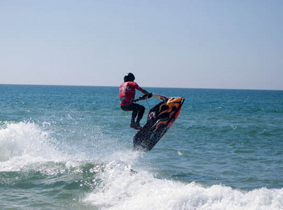 Trei tineri care făceau baie în Dunăre, răniți de un jet-ski 5 | MyTex.ro