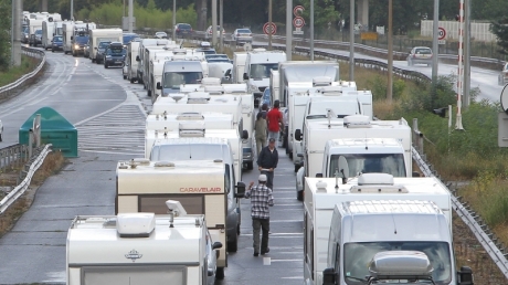 Romii au blocat o autostradă și un pod la Bordeaux 5 | MyTex.ro