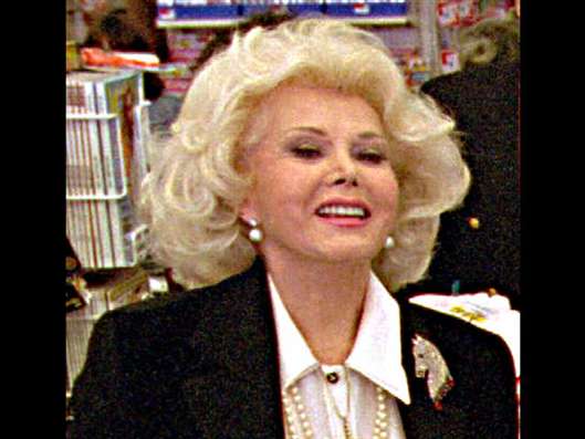 Actrița Zsa Zsa Gabor a chemat preotul pentru ultima împărtășanie 5 | MyTex.ro