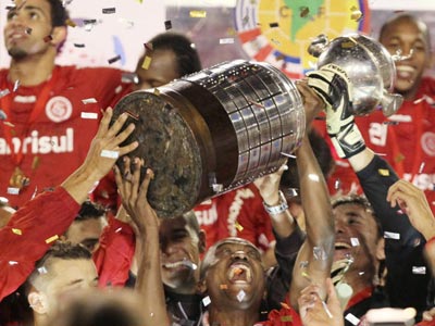 Internacional Porto Alegre a ridicat trofeul 5 | MyTex.ro