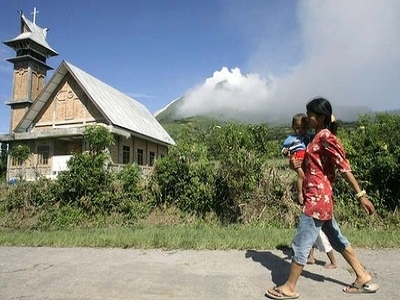Alertă roșie în urma erupției vulcanului Sinabung din Sumatra 5 | MyTex.ro