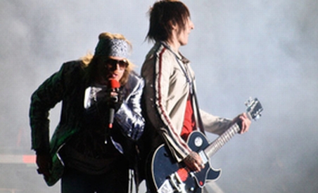 Axl Rose, atacat cu sticle de bere 5 | MyTex.ro