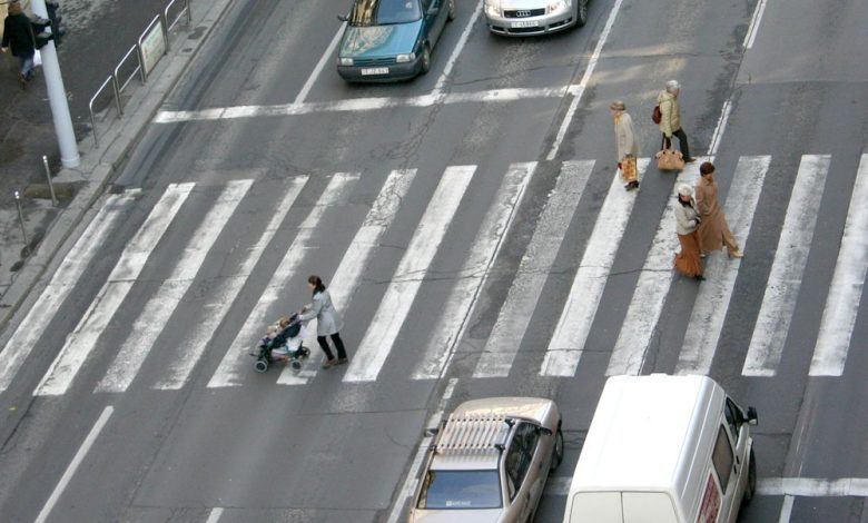 Tânără pălmuită de un șofer pe trecerea de pietoni 5 | MyTex.ro