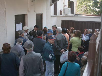 Plecarea la băi se face tot cu coadă la Casa de Pensii 5 | MyTex.ro
