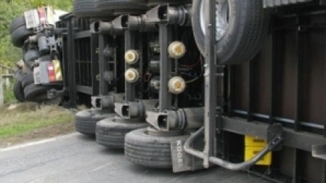 Un tir cu lemne s-a răsturnat pe DN7 5 | MyTex.ro