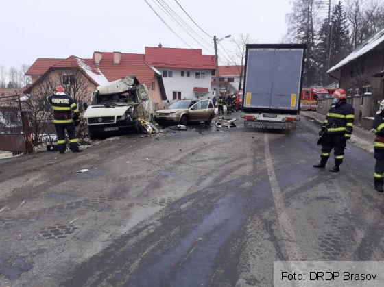 BRAȘOV. Accident între două autoturisme și un TIR, în Bran / Două victime, una decedată (Galerie FOTO) 17 | MyTex.ro