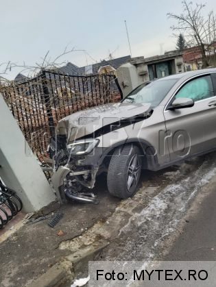 BRAȘOV. Autoturism intrat în poarta unei case (FOTO) 7 | MyTex.ro