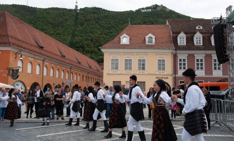 Spectacol folcloric multietnic în Piața Sf. Ioan 1 Zilele patrimoniului imaterial brașovean, Zestrea brașovenilor, spectacol folcloric, spectacol folcloric Brașov, multietnic, multicultural, Piața Sf. Ioan, Muzeul de Etnografie