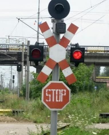 Autoturism lovit de un tren de pe ruta Siculeni-Brașov 5 | MyTex.ro