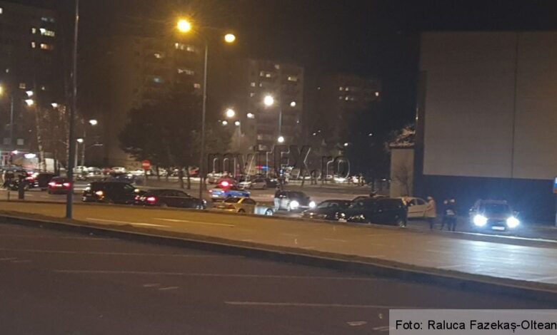 BRAȘOV. Urmărit în trafic, după ce a provocat „șifonarea” a trei autovehicule, în miez de noapte, într-o parcare de pe Bulevardul Gării 5 | MyTex.ro