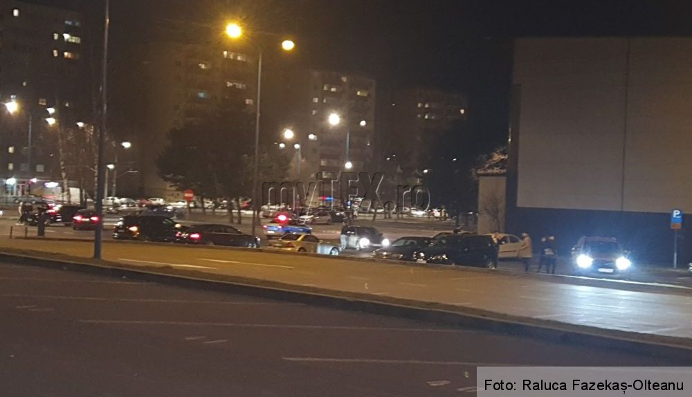 BRAȘOV. Urmărit în trafic, după ce a provocat „șifonarea” a trei autovehicule, în miez de noapte, într-o parcare de pe Bulevardul Gării 6 20210225_212734_294988.jpg
