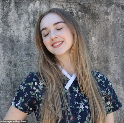 62091865-11183173-Popular_Australian_YouTuber_Sara_Holmes_ak