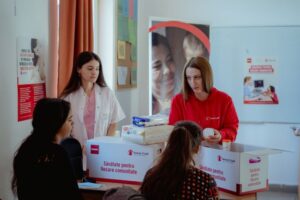 Salvați Copiii, Caravana Salvați Copiii, carvana medicală, mama adolescente, comunități defavorizate, Gabriela Alexandrescu, Tărlungeni, Brașov, copii cu copii, mame minore, 