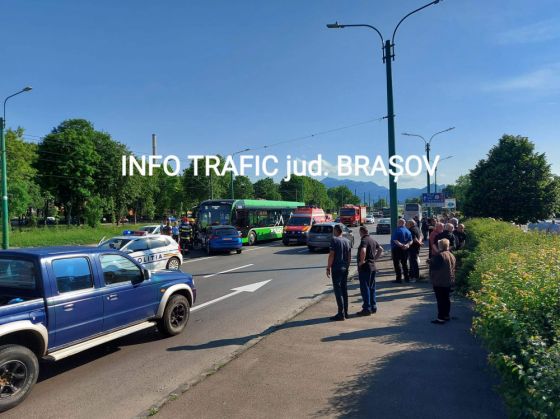 BRAȘOV. Accident pe str. Hărmanului, între un autoturism și un autobuz 7 | MyTex.ro