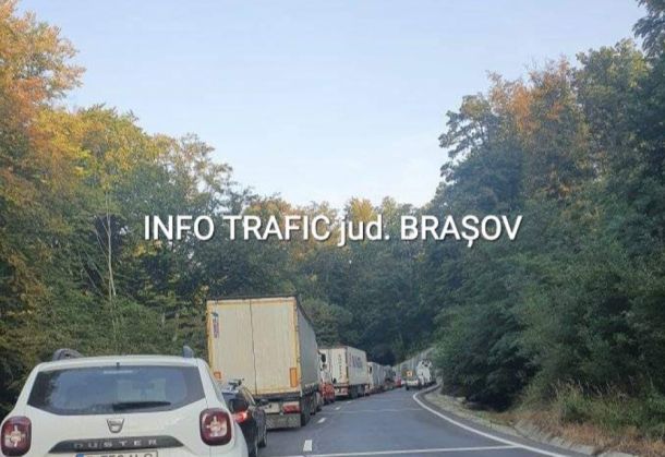 BRAȘOV. Trafic restricționat pe DN 13, din cauza unui TIR răsturnat pe șosea 5 | MyTex.ro