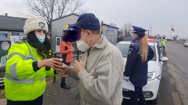 Polițiștii brașoveni, acțiune preventivă în trafic, cu RECOMANDĂRI, dar și cu ceai și cafea pentru cei aflați în călătorii lungi 17 | MyTex.ro