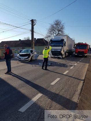 BRAȘOV. Coliziune între un autoturism și un camion, pe DN 13 (FOTO) / Update: Șoferiță rănită în accident 7 | MyTex.ro