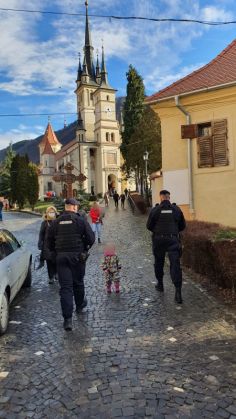 Polițiștii și jandarmii brașoveni, la datorie în acest weekend festiv 5 | MyTex.ro