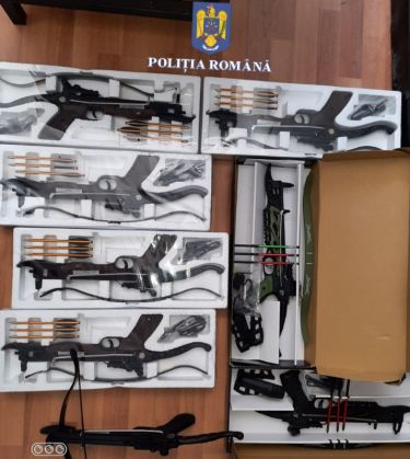 BRAȘOV. Opt arbalete, confiscate de polițiști de la un tânăr de 29 de ani 5 | MyTex.ro