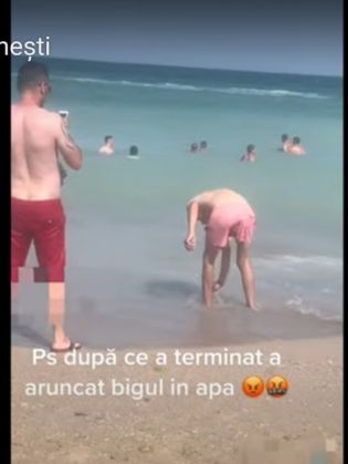 Tânăr filmat în timp ce se epila... în mare 5 | MyTex.ro