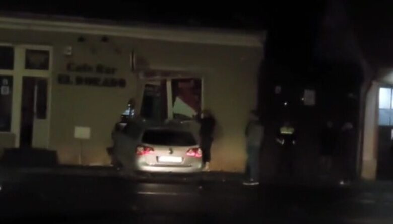 A intrat cu mașina în zidul unui imobil | MyTex.ro