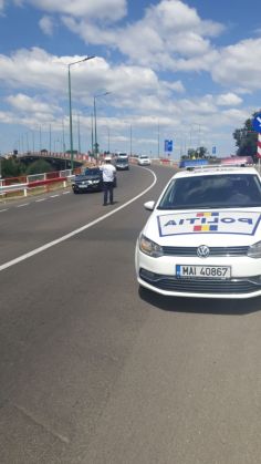 BRAȘOV. Polițiștii rutieri, prezenți la ieșire din oraș spre București, pentru... 5 | MyTex.ro