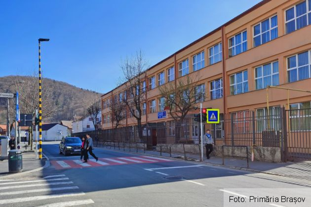 BRAȘOV. Trecere de pietoni SEMAFORIZATĂ, pentru siguranța elevilor 7 | MyTex.ro